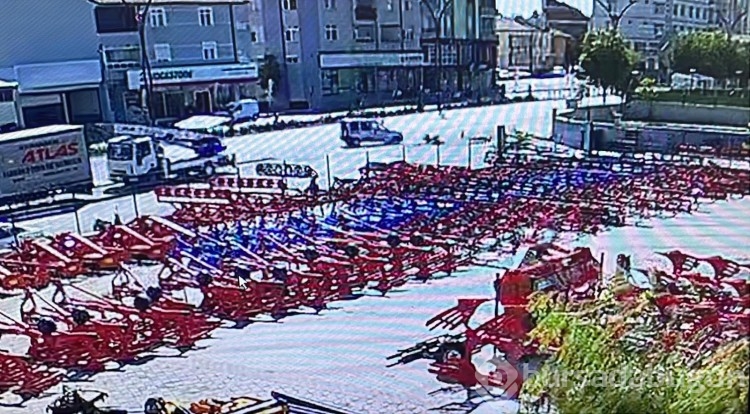 Hafif ticari araçla motosiklet çarpıştı: 2 kişi yaralandı