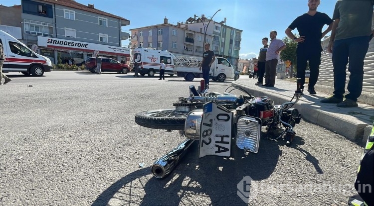 Hafif ticari araçla motosiklet çarpıştı: 2 kişi yaralandı