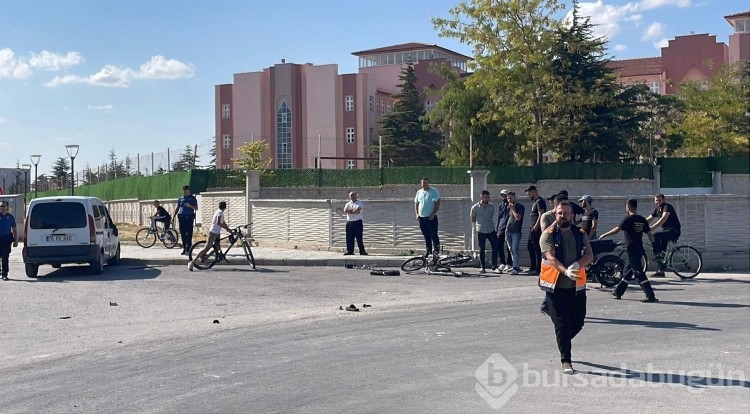 Hafif ticari araçla motosiklet çarpıştı: 2 kişi yaralandı