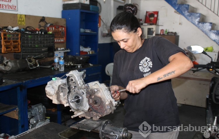 Çırak bulamayan eşine destek için başladı, motor ustası oldu