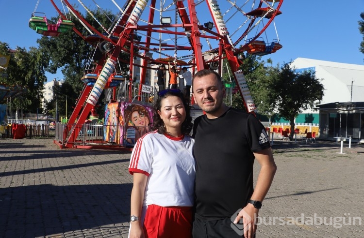 Çocuk sahibi olmayan çift, evlilik yıl dönümlerini lunaparkta onlarca çocuğu eğlendirerek kutladı