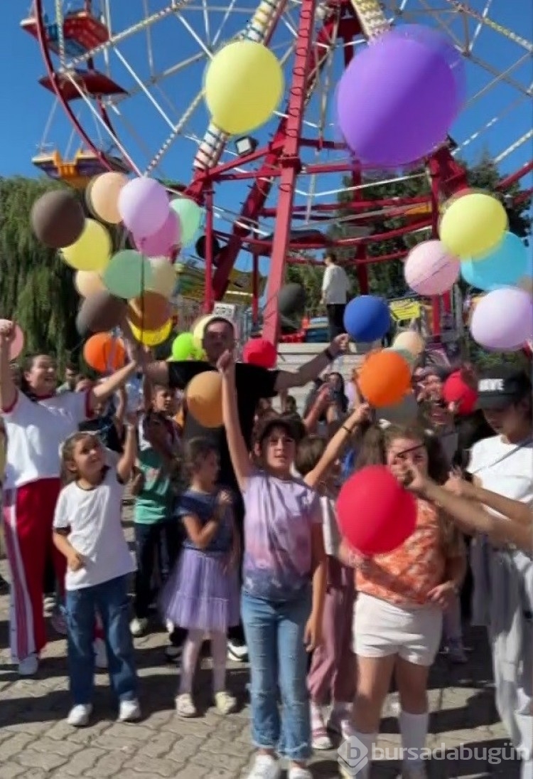 Çocuk sahibi olmayan çift, evlilik yıl dönümlerini lunaparkta onlarca çocuğu eğlendirerek kutladı