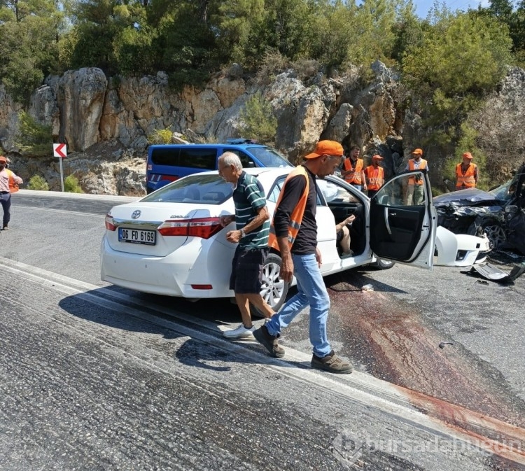 iki otomobilin çarpıştığı feci kazada 8 yaralı
