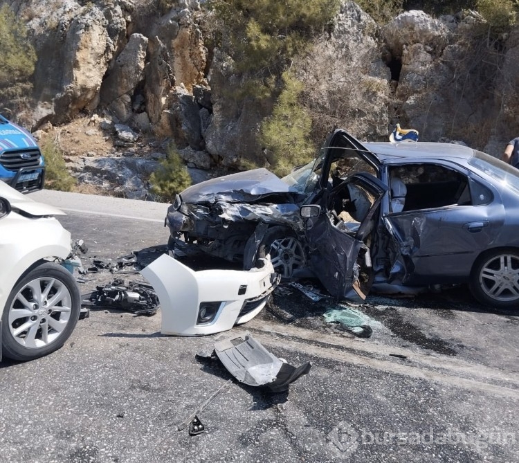 iki otomobilin çarpıştığı feci kazada 8 yaralı