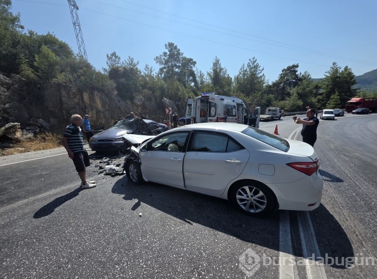 iki otomobilin çarpıştığı feci kazada 8 yaralı