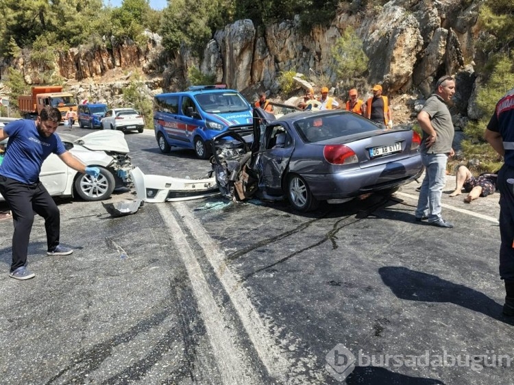iki otomobilin çarpıştığı feci kazada 8 yaralı
