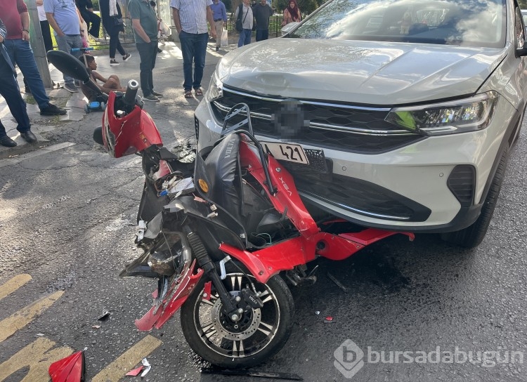 İki otomobilin arasında kağıt gibi ezildi