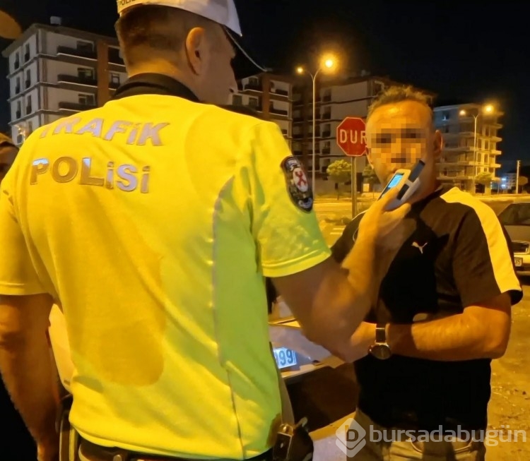 Cezaevinden izinli çıkıp alkollü halde çocuklarıyla trafiğe çıktı, yakalanınca polise beddua yağdırdı