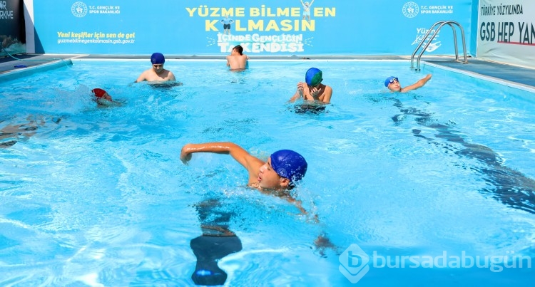 'Yüzme bilmeyen kalmasın' projesiyle 11 bin 443 kişiye yüzme eğitimi verildi