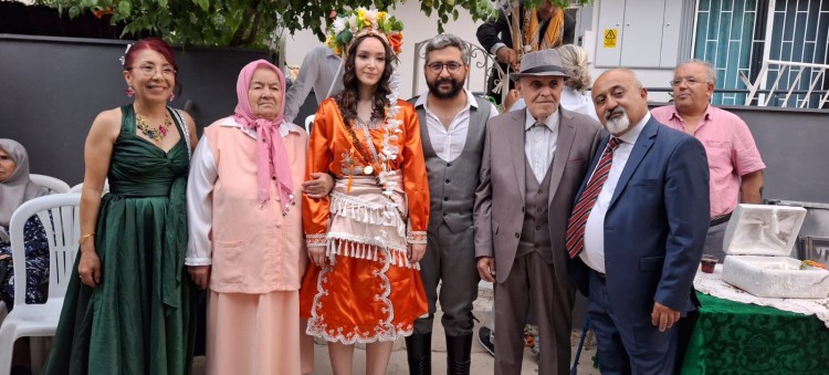 Körüklü çizme giyen damat, üç etekli gelinini atıyla aldı