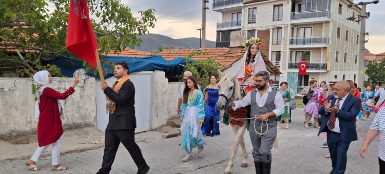 Körüklü çizme giyen damat, üç etekli gelinini atıyla aldı