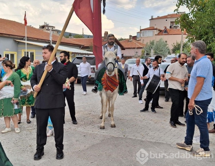 Körüklü çizme giyen damat, üç etekli gelinini atıyla aldı