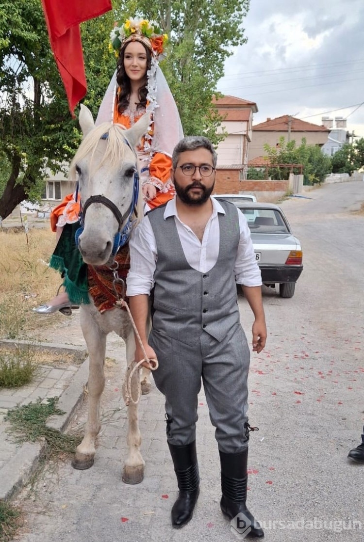 Körüklü çizme giyen damat, üç etekli gelinini atıyla aldı