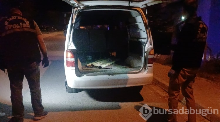 "Dur" ihtarına uymadı, araçla polis memuruna çarpıp kaçtı