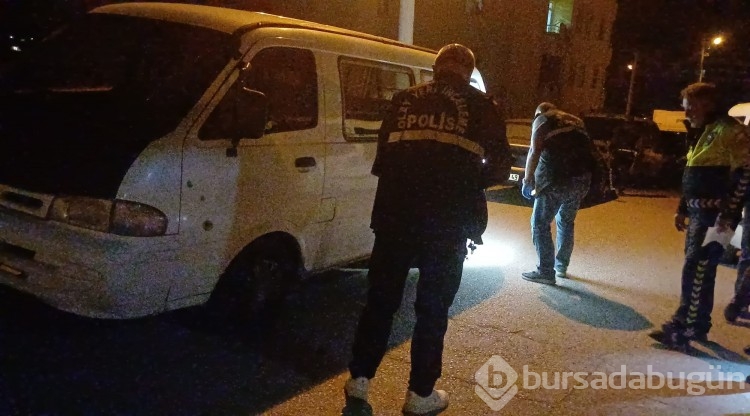 "Dur" ihtarına uymadı, araçla polis memuruna çarpıp kaçtı