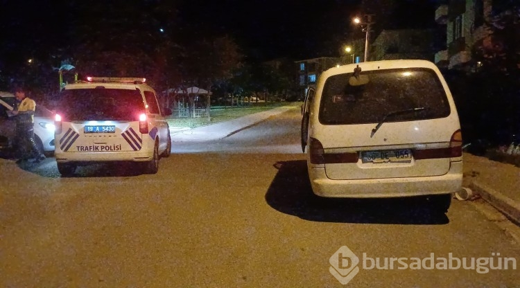 "Dur" ihtarına uymadı, araçla polis memuruna çarpıp kaçtı