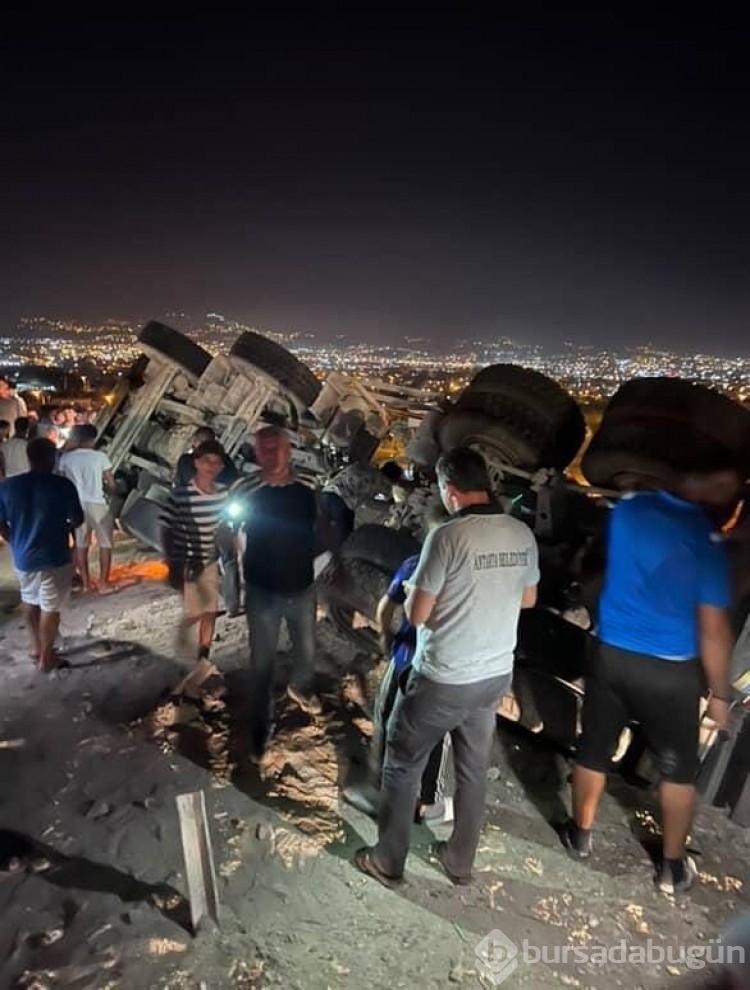 Freni patladı devrildi, sürücü kayıplara karıştı