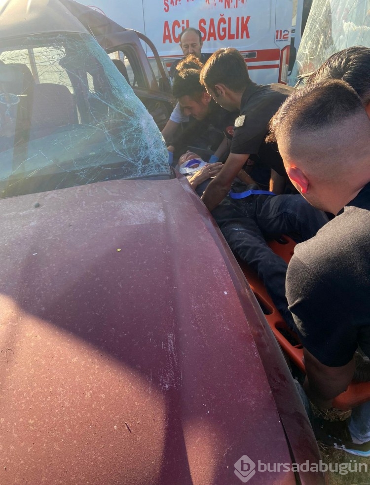  işçi minibüsü ile hafif ticari araç çarpıştı, kaza ucuz atlatıldı