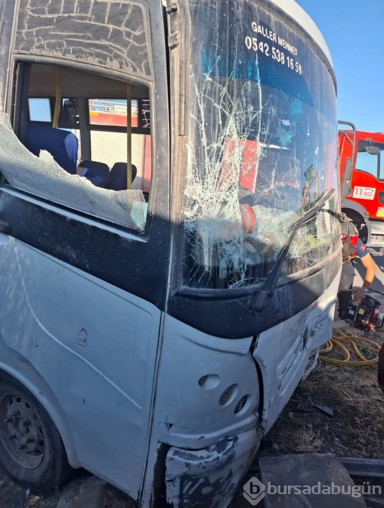 işçi minibüsü ile hafif ticari araç çarpıştı, kaza ucuz atlatıldı