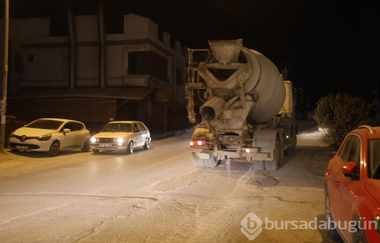 Seyir halindeyken yola beton döken mikser, vatandaşları çileden çıkarttı