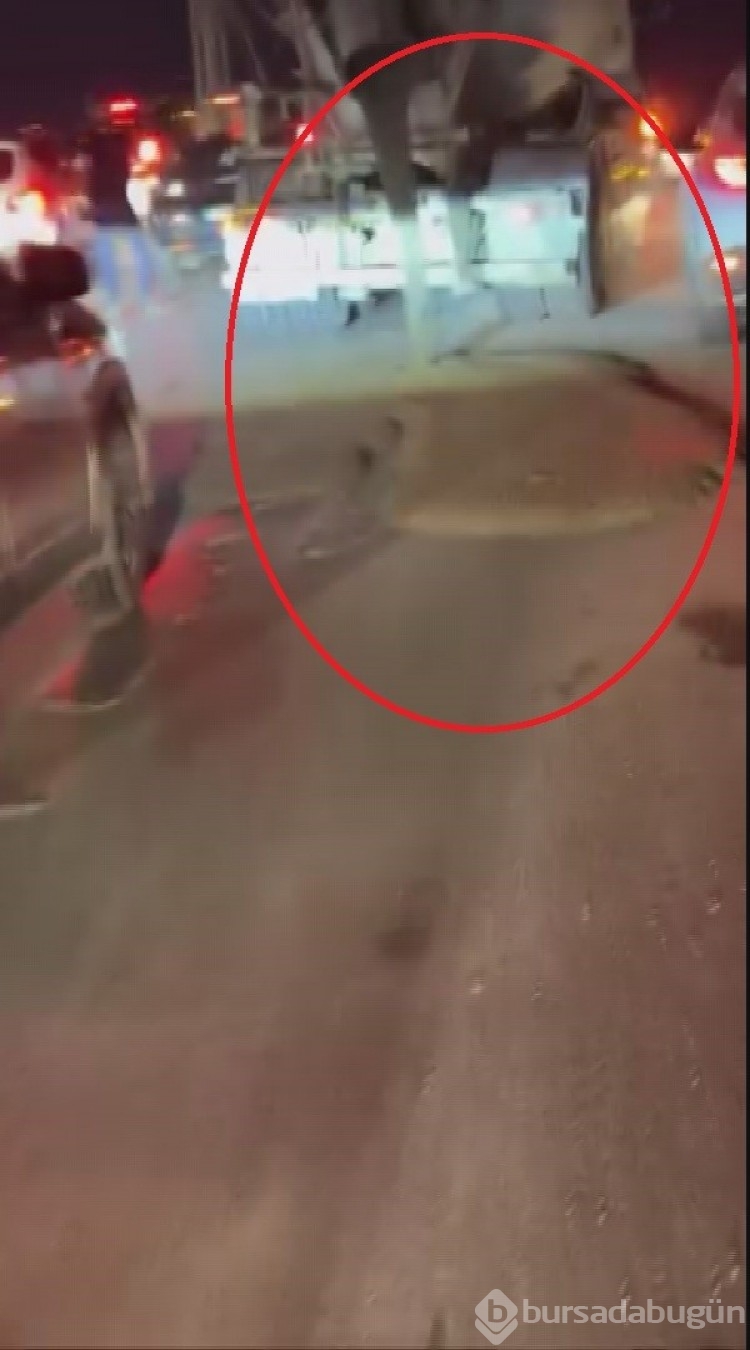 Seyir halindeyken yola beton döken mikser, vatandaşları çileden çıkarttı