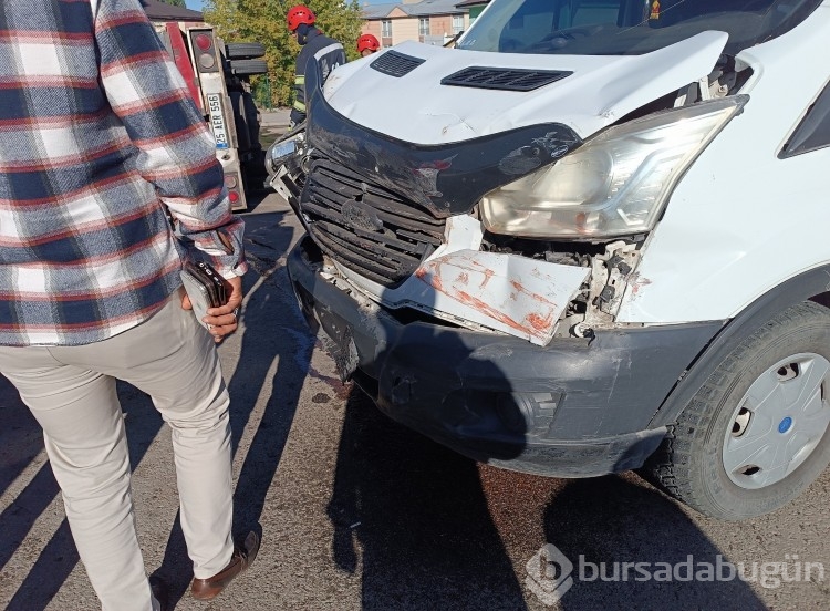 Üç araç birbirine girdi, Can pazarı yaşandı