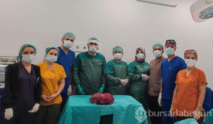 Mardin'de 6 kiloluk böbrek, ameliyatla alındı