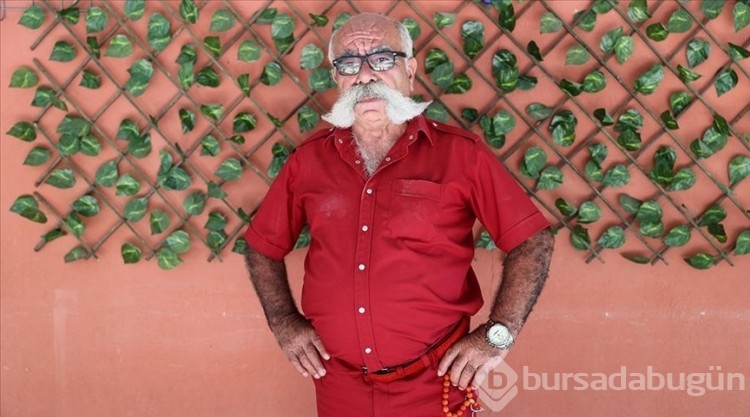 Nevşehir'in "renkli pala"sı 50 yıldır tek renkli giysilerle geziyor