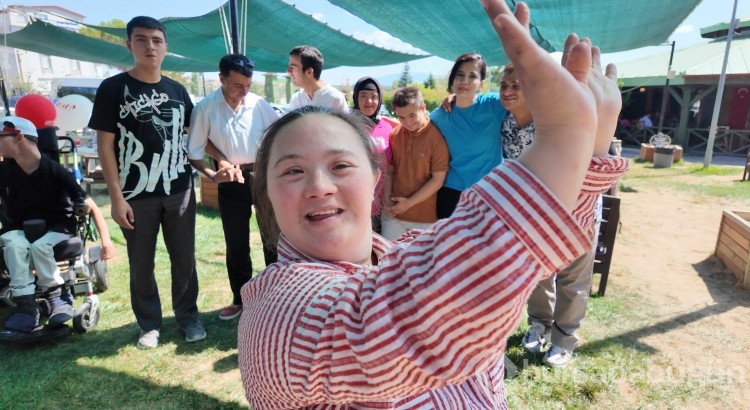 Özel çocuklar ve aileleri Gediz'de piknik yaptı