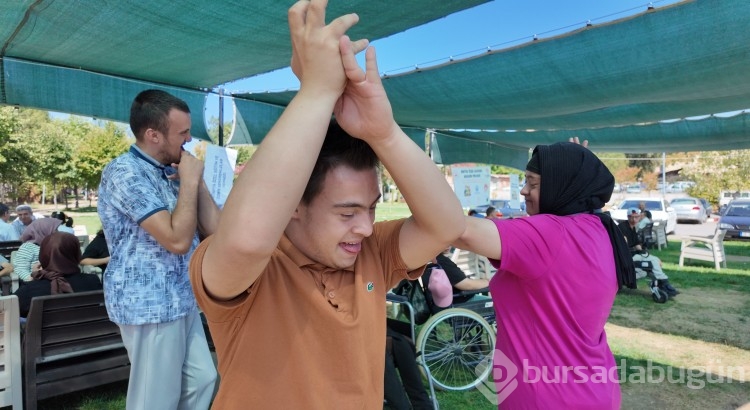 Özel çocuklar ve aileleri Gediz'de piknik yaptı