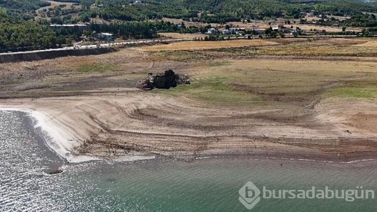 Sular çekildi, barajın ortasındaki kayalık karada kaldı