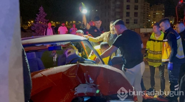 Aydınlatma direğine çarpan sürücü otomobilde sıkıştı