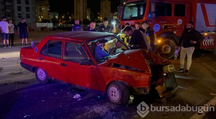 Aydınlatma direğine çarpan sürücü otomobilde sıkıştı