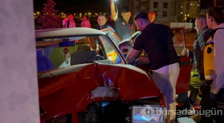 Aydınlatma direğine çarpan sürücü otomobilde sıkıştı