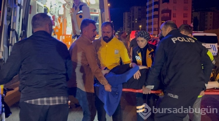 Aydınlatma direğine çarpan sürücü otomobilde sıkıştı
