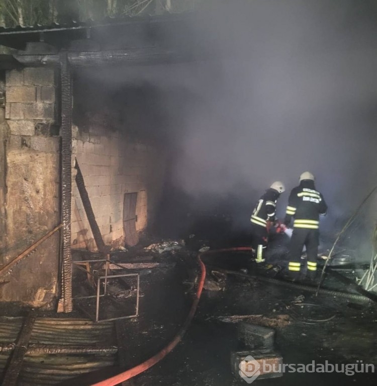 Kopan elektrik kablosu depoyu kül etti