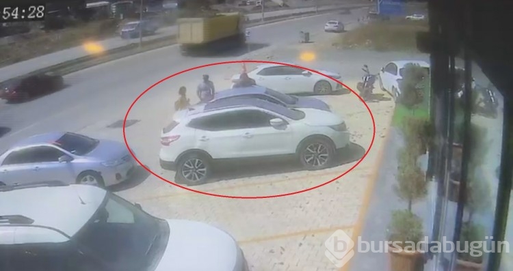 Park halinde hareket eden aracı tek eliyle durduran kadın faciayı önledi
