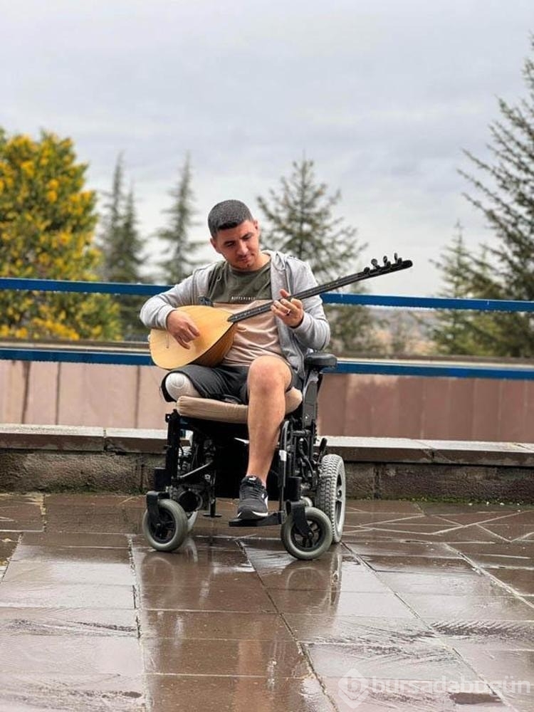 Protez bacaklı gazi yamaç paraşütü yapıyor, zeybek oynuyor