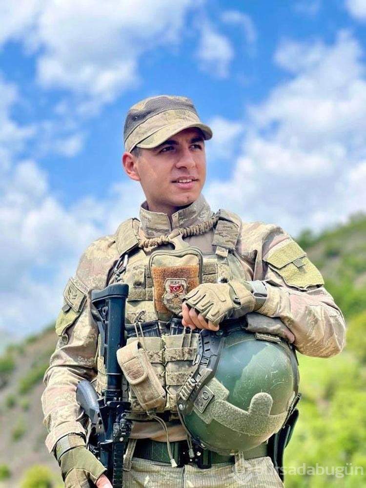 Protez bacaklı gazi yamaç paraşütü yapıyor, zeybek oynuyor