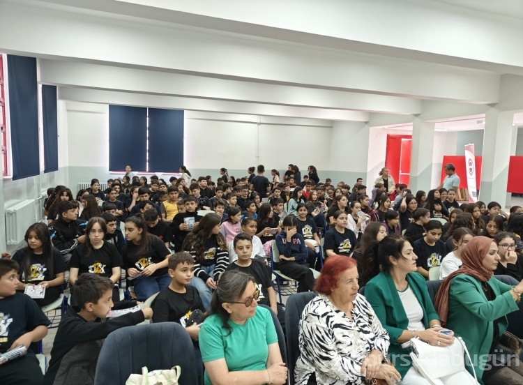 Babası ile birlikte okul arkadaşlarına konser verdi