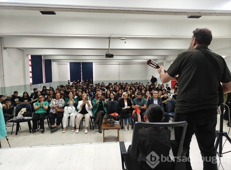Babası ile birlikte okul arkadaşlarına konser verdi