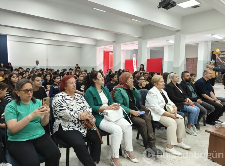 Babası ile birlikte okul arkadaşlarına konser verdi