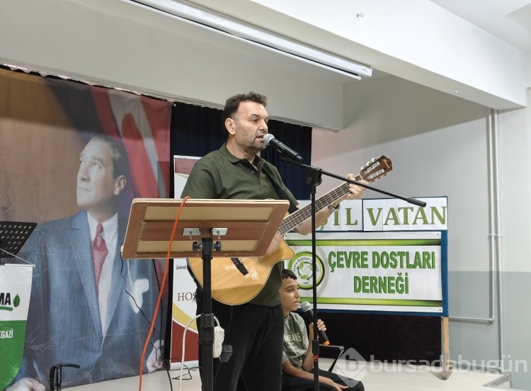 Babası ile birlikte okul arkadaşlarına konser verdi