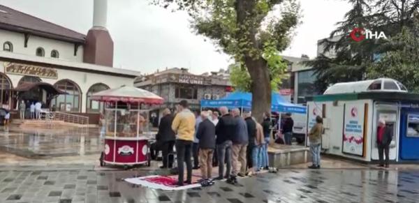 Sağanak altında cuma namazı kılındı