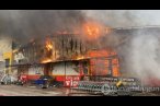 Kocaeli'de market deposunda yangın
