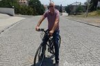 İşe giderken kolaylık olsun diye bisikletini...