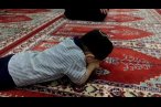 Babasıyla camiye giden küçük çocuk namaz kıl...