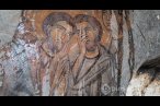 Duvarları tasvirli kayadan oyma kilise dikka...