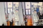 Kuyumcuyu bıçakla tehdit ederek bilezikleri ...