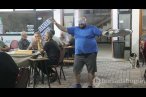 Çay dağıtırken yaptığı danslarla fenomen oldu